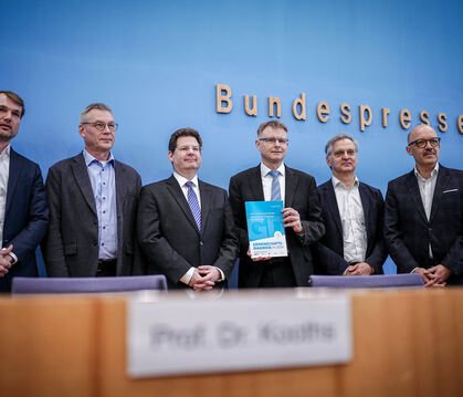  Wirtschaftsforschungsinstitute geben Gemeinschaftsdiagnose bekannt (von links): Timm Bönke, Deutsches Institut für Wirtschaftsf
